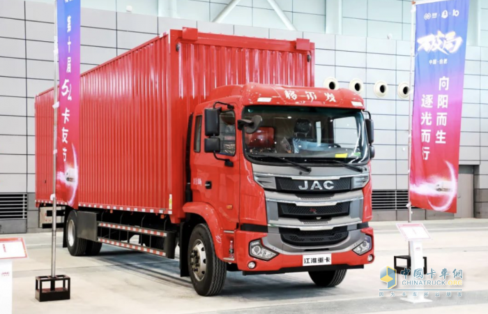 “廂”當(dāng)有力，格爾發(fā)A5L 9.8米雙飛翼載貨車(chē)跑贏快遞快運(yùn)