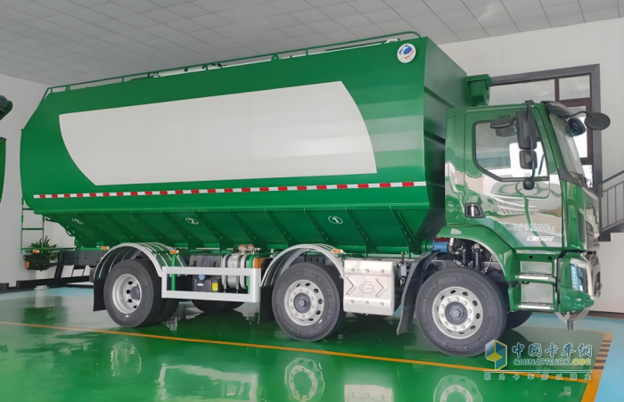 乘龍M3,飼料運(yùn)輸車,山區(qū)養(yǎng)殖