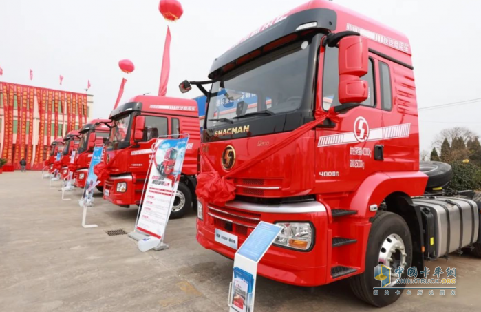 引領(lǐng)標載重卡新潮流 陜汽德御Q300牽引車登陸江蘇