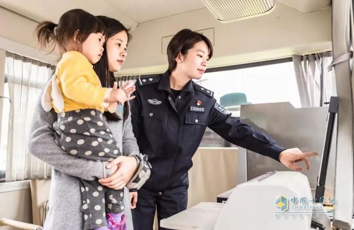 警務前移 觸角前伸—移動警務室以 “警” 護春色，用 “心” 筑平安