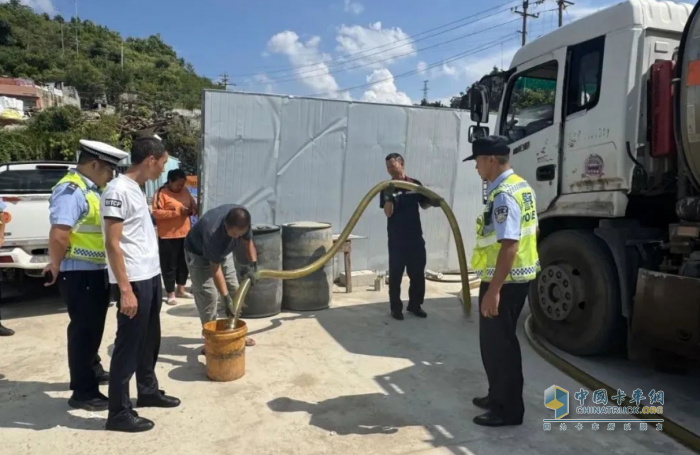 油罐車(chē)違規(guī)卸油被查扣10噸柴油！