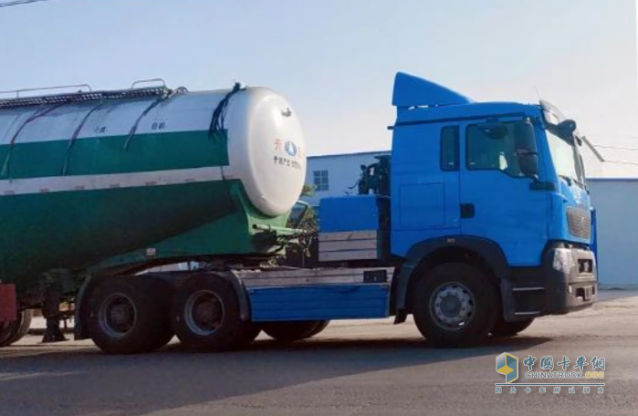 中國重汽豪沃423kWh牽引車:能省會賺 高效運輸更勝一籌