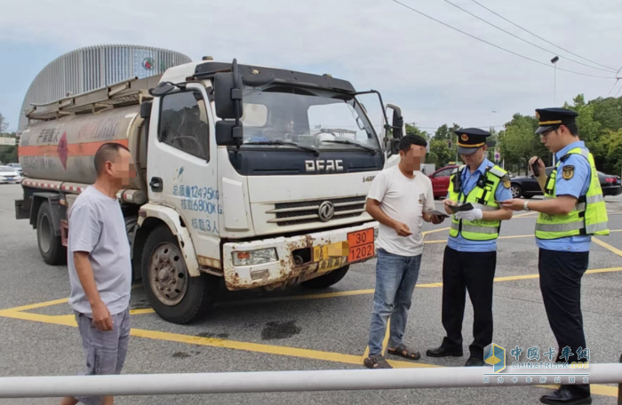 重拳出擊！成都聯(lián)合多部門開(kāi)展成品油運(yùn)輸“打非治違”專項(xiàng)整治行動(dòng)