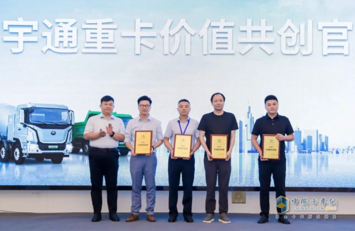 現(xiàn)場簽約超百臺(tái)！宇通重卡全系新品亮相南京