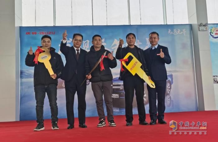 硬派皮卡遇見新疆萬(wàn)種風(fēng)情，五十鈴T30探險(xiǎn)家為越野而生