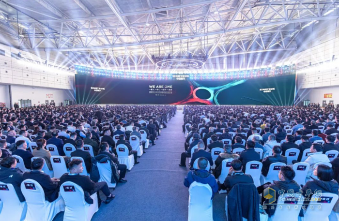 中國重汽集團(tuán)2025年全球供應(yīng)鏈戰(zhàn)略合作伙伴大會舉行 劉強(qiáng)滿慎剛出席并致辭