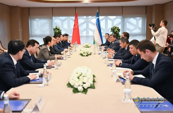 中國(guó)重汽烏茲別克斯坦合資工廠第3000輛中國(guó)重汽重卡下線