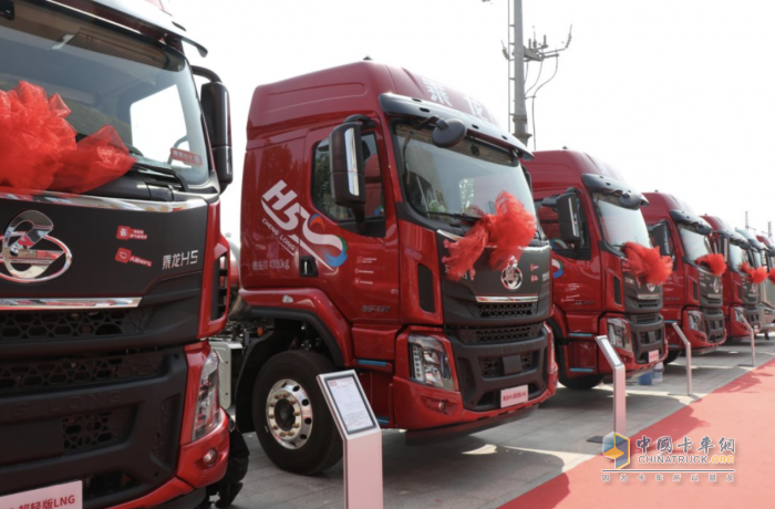 創(chuàng)富路上，乘龍H5 LNG超輕版牽引車一路守護(hù)