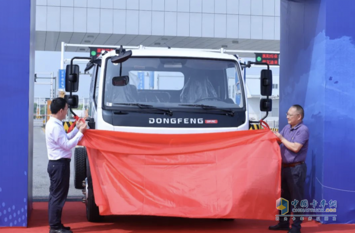 煥新出發(fā)！東風(fēng)汽車股份發(fā)布海外車輛新標(biāo)識