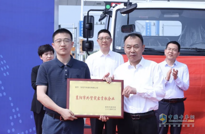 煥新出發(fā)！東風(fēng)汽車股份發(fā)布海外車輛新標(biāo)識