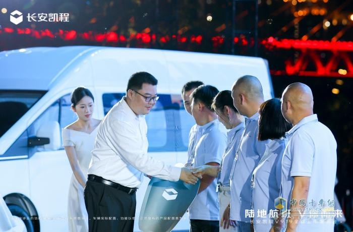 新央企首款新車，長安凱程V919全球上市，顛覆燃油輕客市場