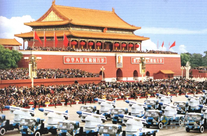 鐵甲榮光！115輛東風(fēng)軍車天安門廣場(chǎng)成功受閱！