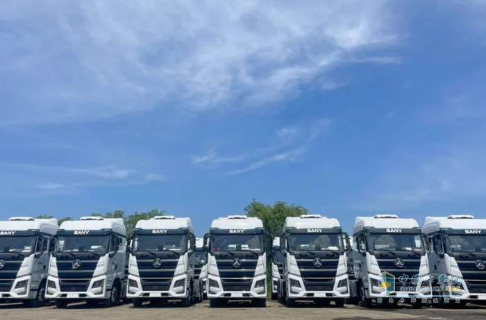 7月29日，三一重卡為中國(guó)外運(yùn)量身定制的首批25臺(tái)L2智能重卡成功交付，預(yù)計(jì)今年年底還將批量交付55臺(tái)。