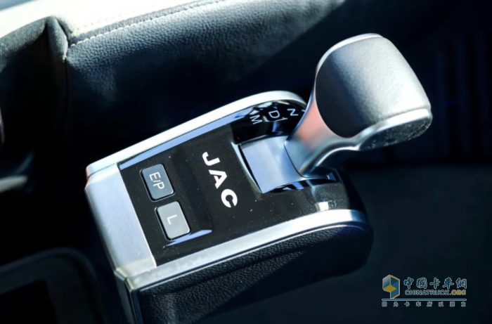 超3000公里續(xù)航，江淮星耀X7 4×2天然氣牽引車為快遞行業(yè)加速