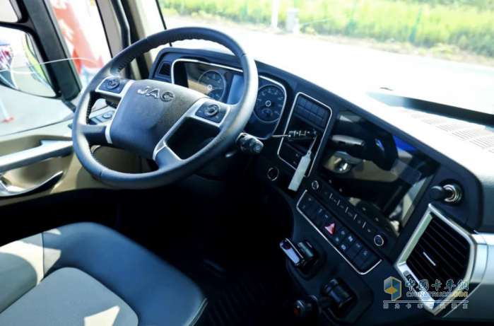 超3000公里續(xù)航，江淮星耀X7 4×2天然氣牽引車為快遞行業(yè)加速