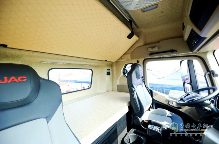 超3000公里續(xù)航，江淮星耀X7 4×2天然氣牽引車為快遞行業(yè)加速