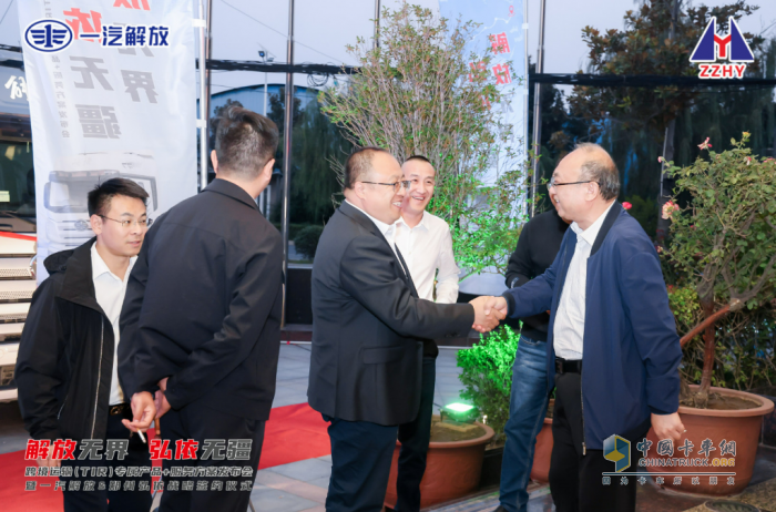 跨境運(yùn)輸產(chǎn)品+服務(wù)方案發(fā)布會(huì)暨一汽解放&鄭州弘依戰(zhàn)略簽約儀式榮耀落幕