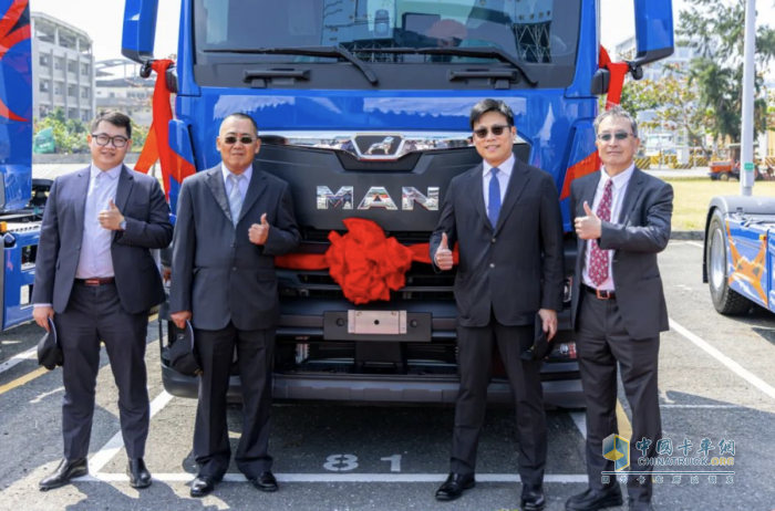 15臺(tái)曼恩商用車TGX牽引車交付泰勇集團(tuán)