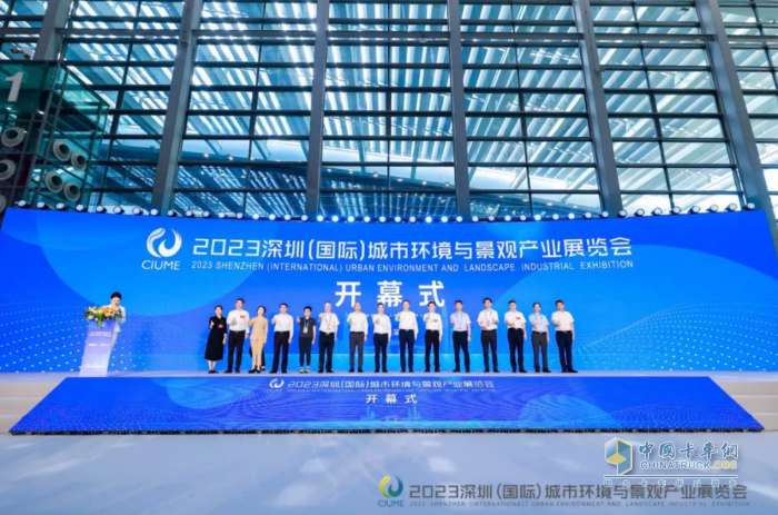 用科技成就城市之美 福龍馬環(huán)衛(wèi)機(jī)器人亮相鵬城