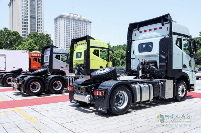 快遞快運“新星”，跑長途就選江淮星耀X7 4×2牽引車！