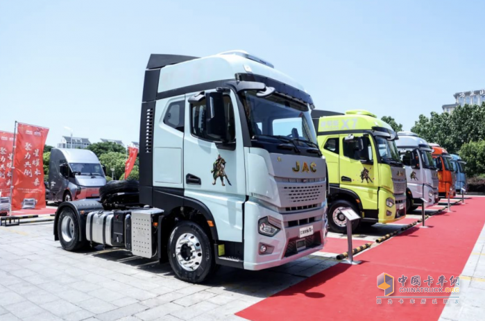 快遞快運“新星”，跑長途就選江淮星耀X7 4×2牽引車！