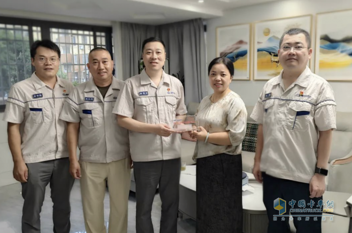 情系海外將士 慰問(wèn)溫暖后方 解放動(dòng)力領(lǐng)導(dǎo)走訪慰問(wèn)功勛員工家屬