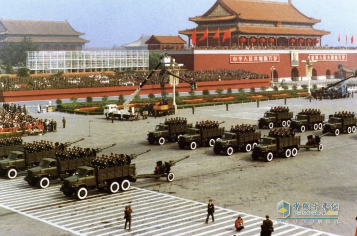 鐵甲榮光！115輛東風(fēng)軍車天安門廣場(chǎng)成功受閱！