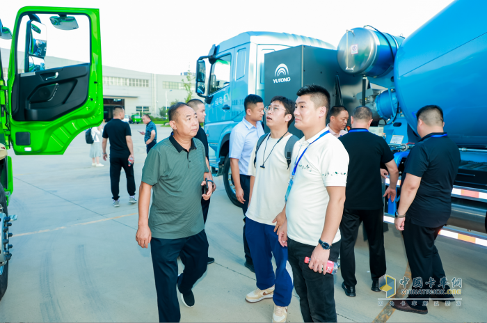 “清一色綠色軍團”，“鐵粉”為啥一次性訂購50臺宇通新能源重卡？