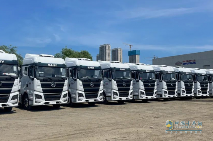 7月29日，三一重卡為中國(guó)外運(yùn)量身定制的首批25臺(tái)L2智能重卡成功交付，預(yù)計(jì)今年年底還將批量交付55臺(tái)。