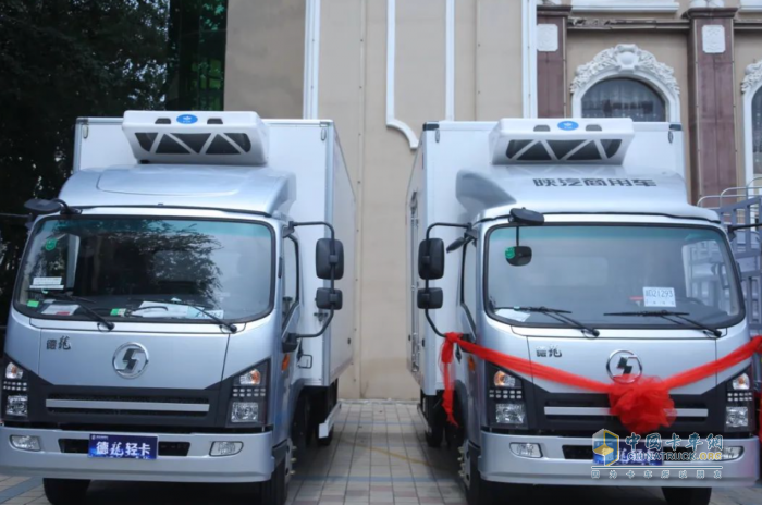 大客戶現(xiàn)場簽約430臺 陜汽商用車德龍輕卡邯鄲震撼上市