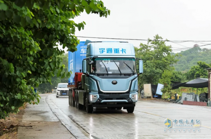 刷新純電重卡續(xù)航新高度，宇通600度純電牽引車新品上市！