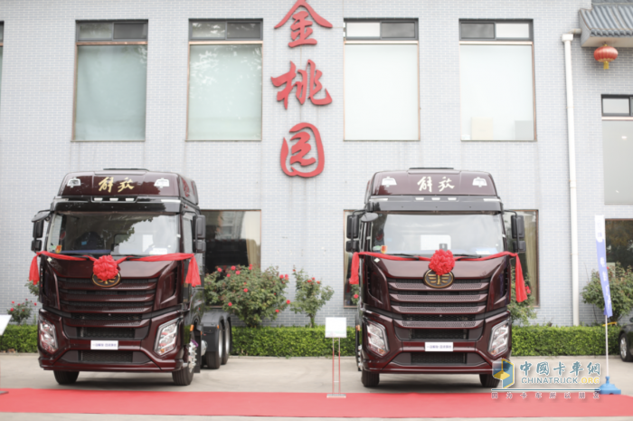 外表華麗，實(shí)力強(qiáng)大！一汽解放J6V 530馬力LNG牽引驚艷亮相山西呂梁！