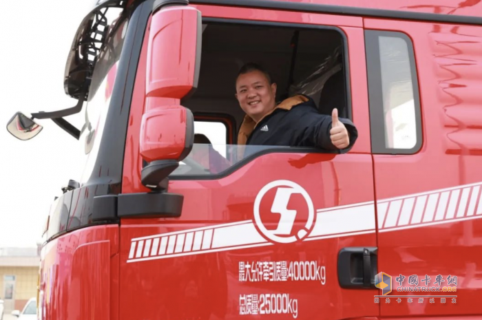 引領(lǐng)標載重卡新潮流 陜汽德御Q300牽引車登陸江蘇