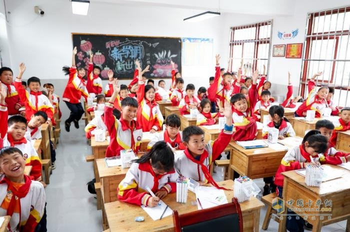 推動(dòng)中國(guó)物流高質(zhì)量發(fā)展 沃爾沃卡車榮獲年度責(zé)任先鋒獎(jiǎng)