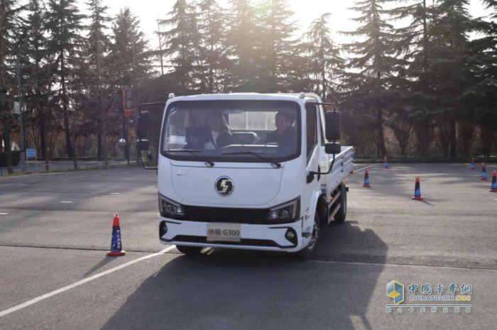 “五重保障”重塑中國精品輕卡 陜汽德龍G300閃耀西安
