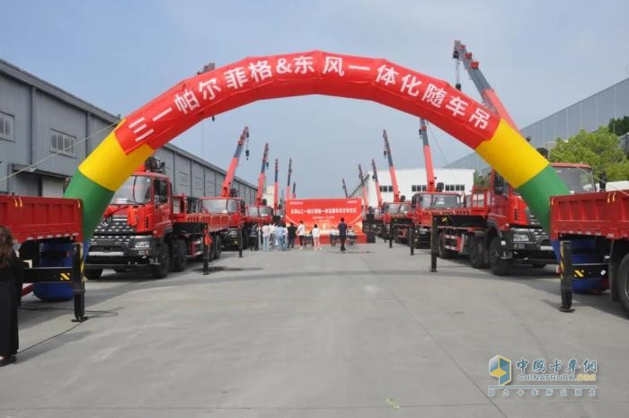 東風(fēng)商用車:強(qiáng)強(qiáng)聯(lián)合 更進(jìn)一步 15輛隨車吊交付大客戶