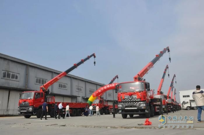東風(fēng)商用車:強(qiáng)強(qiáng)聯(lián)合 更進(jìn)一步 15輛隨車吊交付大客戶