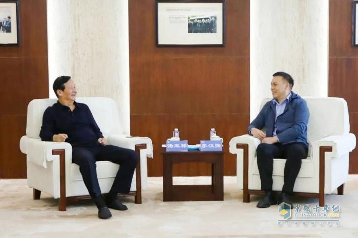 玉柴集團(tuán)李漢陽(yáng)與宇通集團(tuán)董事長(zhǎng)湯玉祥會(huì)談交流