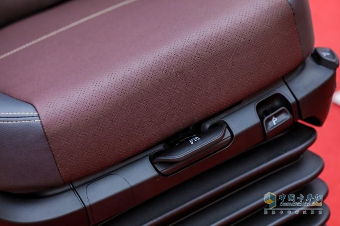 解放年會(huì)驚現(xiàn)格拉默座椅展區(qū) 其領(lǐng)先行業(yè)的品質(zhì)有哪些秘密？