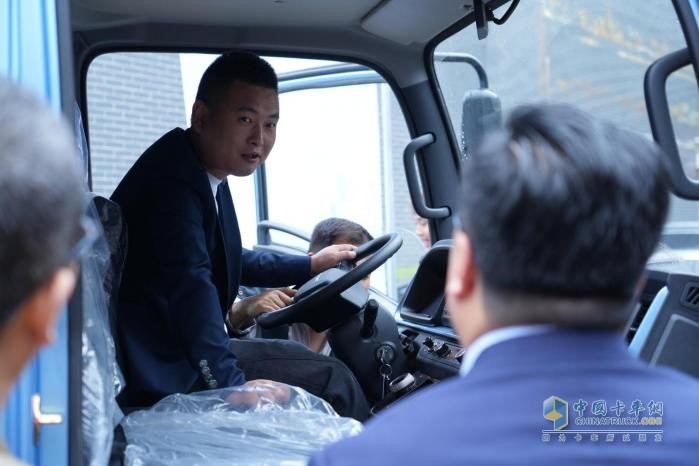 歷史擁抱科技進步 綠色成就全新發(fā)展 宇通新能源輕卡T系列產品西安上市