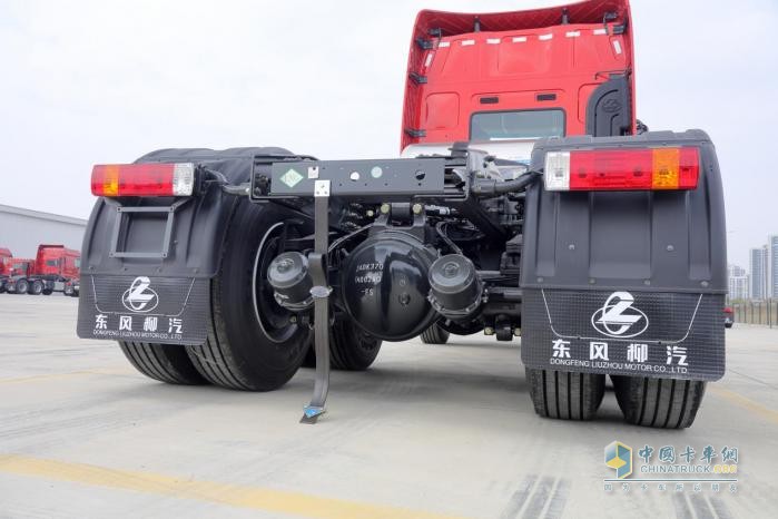 乘龍H7康明斯530馬力LNG牽引車重磅出擊，助力卡友創(chuàng)富之路