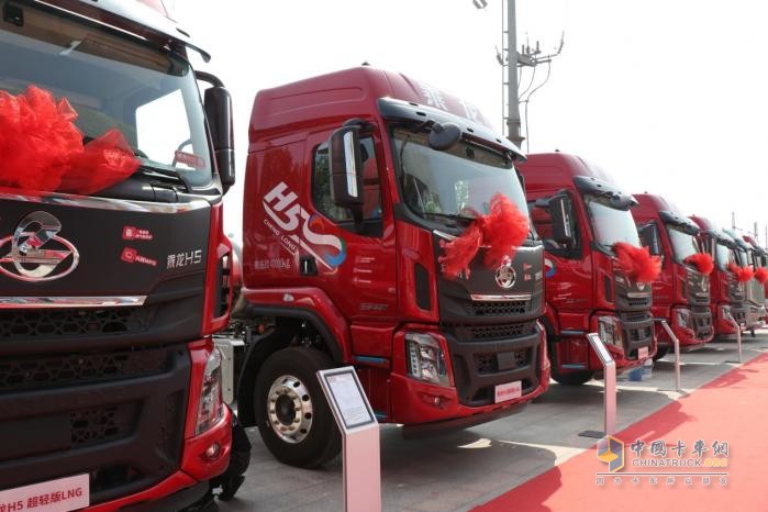 創(chuàng)富路上，乘龍H5 LNG超輕版牽引車一路守護(hù)