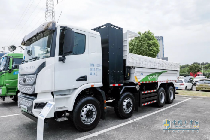 現(xiàn)場簽約超百臺(tái)！宇通重卡全系新品亮相南京