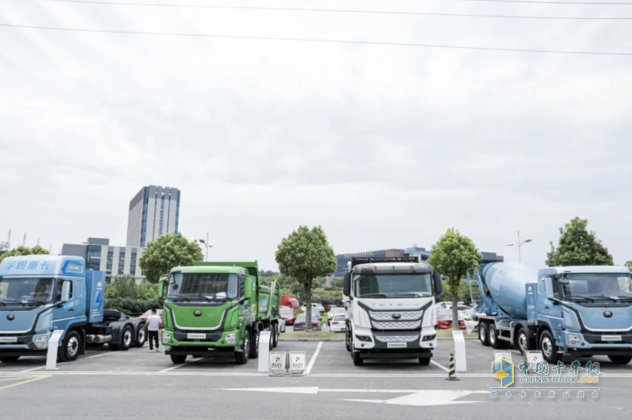 現(xiàn)場簽約超百臺(tái)！宇通重卡全系新品亮相南京