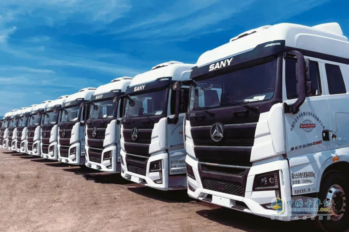 7月29日，三一重卡為中國(guó)外運(yùn)量身定制的首批25臺(tái)L2智能重卡成功交付，預(yù)計(jì)今年年底還將批量交付55臺(tái)。