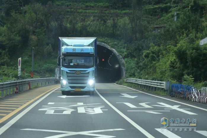 專線物流用戶體驗(yàn)解放鷹途，一款好車為“中國制造”保駕護(hù)航。