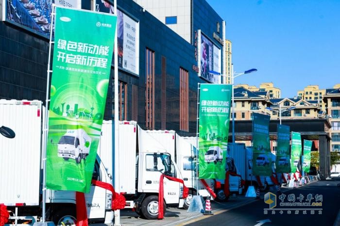 慶鈴與瀧通強強聯(lián)合尋求新突破！首批新能源車交車儀式順利舉行  