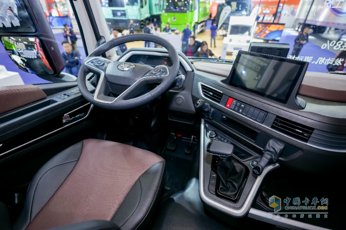 上汽紅巖高效燃?xì)庵乜s獲2023年度第一推薦天然氣重卡