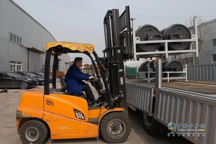 十年老司機換車記：遇見歐航超卡，魯師傅把平凡之路跑成星光大道