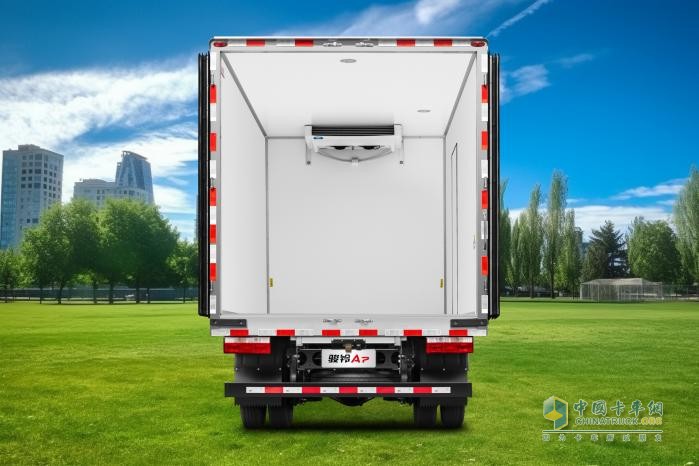 駿鈴A7冷藏車：冷鏈實(shí)力派，“鮮”鋒護(hù)航者